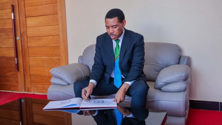 DKT. MWIGULU AWASILI KATAVI KUSHIRIKI JUBILEI YA MIAKA 25 YA JIMBO KATOLIKI LA MPANDA