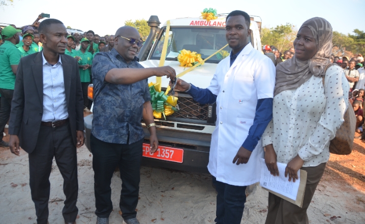 WAZIRI WA KATIBA NA SHERIA DKT JUMA HOMERA AKABIDHI GARI LA WAGONJWA KITUO CHA AFYA MPUTA