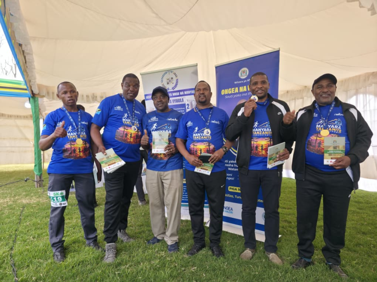 ELIMU YA AFYA KUHUSU “ZIJUE NAMBA ZAKO”, MTINDO WA MAISHA NA MAGONJWA YASIYOAMBUKIZA YATOLEWA MANYARA TANZANITE MARATHON
