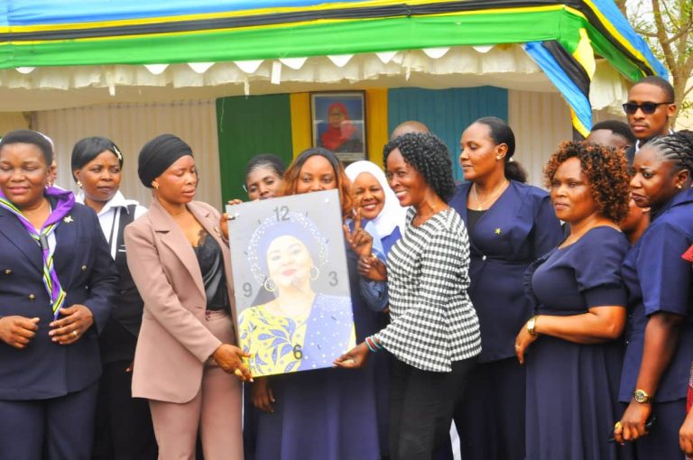 MHE.MARIAM ULEGA KUNOGILE AAHIDI KUCHANGIA MILIONI 2 KWA AJILI YA UJENZI WA UZIO SHULE YA MSINGI MKOANI B