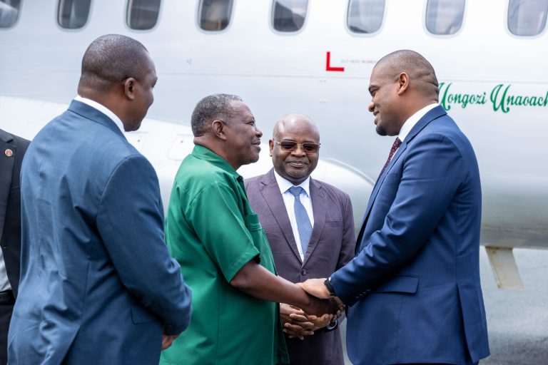 MAKAMU WA RAIS AKIWASILI ARUSHA KUMWAKILISHA RAIS SAMIA KIKAO CHA WAKUU WA TAASISI NA WENYEVITI WA BODI WA MASHIRIKA YA UMMA