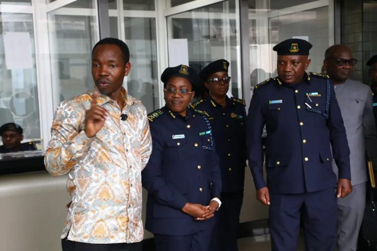 WAZIRI WA MAMBO YA NDANI YA NCHI AFANYA ZIARA YA KIKAZI IDARA YA UHAMIAJI TANZANIA