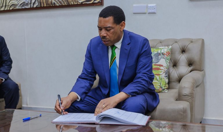 DKT. MWIGULU ATUA ARUSHA, KUFUNGUA MKUTANO WA KIMATAIFA WA HUDUMA ZA AFYA YA MSINGI