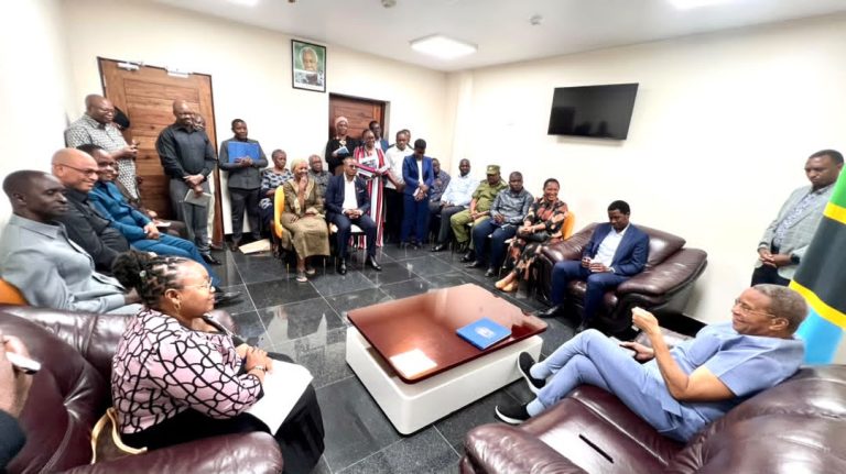 DKT KIKWETE AANZA ZIARA YA MIRADI YA JAMII SALAMA WILAYA YA SIKONGE TABORA