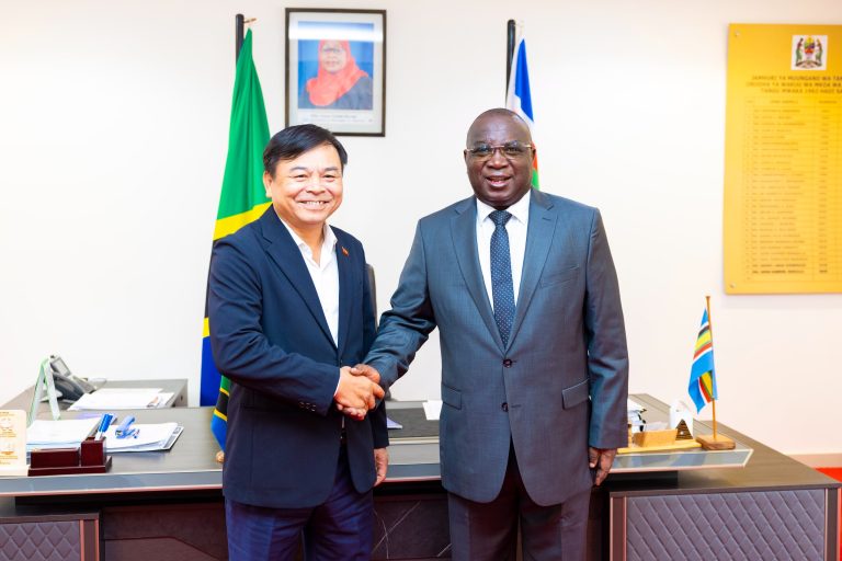 MKUU WA MKOA WA ARUSHA AKUTANA KWA MAZUNGUMZO NA UJUMBE WA VIETNAM