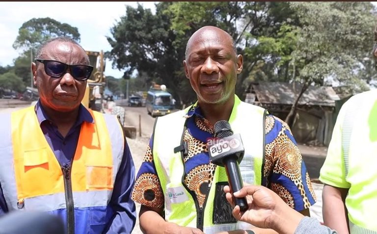 WIZARA YA UJENZI YARIDHISHWA NA KASI YA UTEKELEZAJI WA MRADI WA BARABARA KUTOKA USA RIVER HADI MAJI YA CHAI