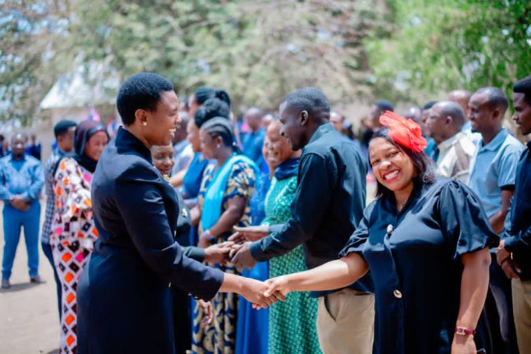 NAIBU WAZIRI REGINA ACHANGIA MIFUKO 100 YA SARUJI