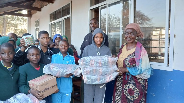 MBUNGE KABATI AWAFIKIA WANAFUNZI SHULE YA SEKONDARI ILOLE KWA MSAADA, ATOA USHAURI KWA VIJANA