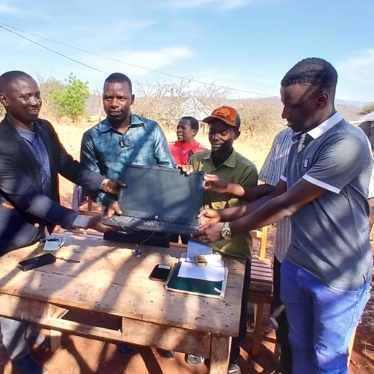 KOMPYUTA NA MABATI 30 VYAKABIDHIWA KWA AJILI YA NYUMBA YA WAHUDUMU WA AFYA ZAHANATI YA USOLANGA IRINGA VIJIJINI 