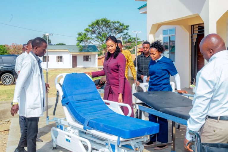 MHE. JACQUELINE, WANANCHI CHALA, WAFURAHIA VIFAA TIBA VYA MILIONI 312 VILIVOTOLEWA NA SERIKALI KUIMARISHA HUDUMA ZA AFYA 