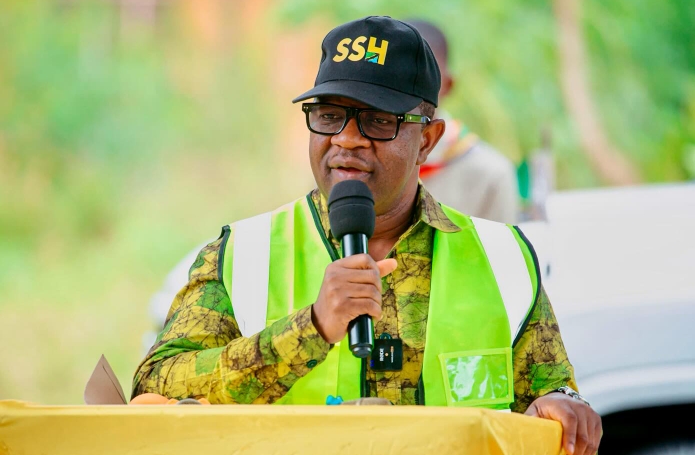 WAZIRI ULEGA APIGA SIMU LIVE KUONGEA NA WANAFUNZI KATIKA SHULE ALIYOWAHI KUSOMA MIAKA YA 90.
