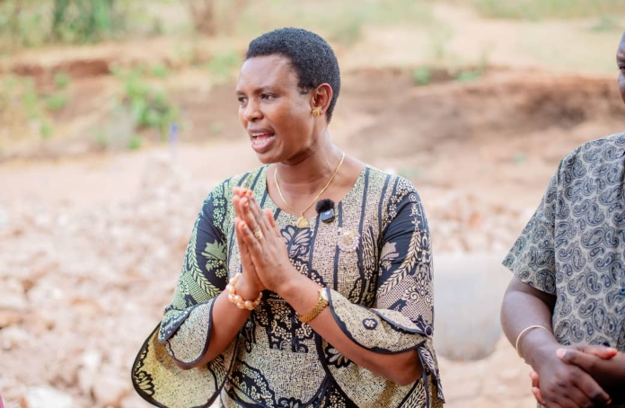 NAIBU WAZIRI AKABIDHI MIFUKO 100 YA SARUJI BABATI