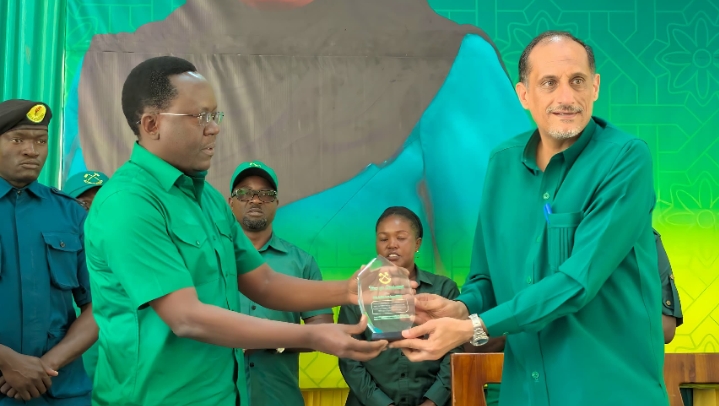 SALIM ABRI ASAS ATUNUKIWA TUZO MAALUMU NA CCM IRINGA