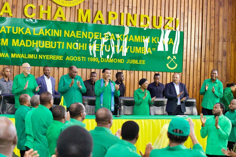 WASIRA AZUNGUMZA NA WABUNGE WA CCM