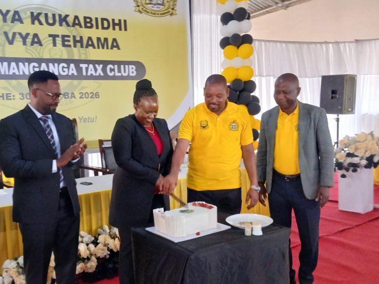 TRA YAKABIDHI KOMPYUTA 20, VIFAA VINGINE KWA KLABU YA KODI TOSAMAGANGA