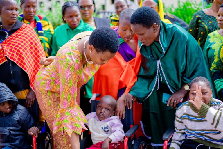 NAIBU WAZIRI MHE. REGINA QWARAY AWAGUSA WATOTO WENYE MAHITAJI MAALUM SIMANJIRO