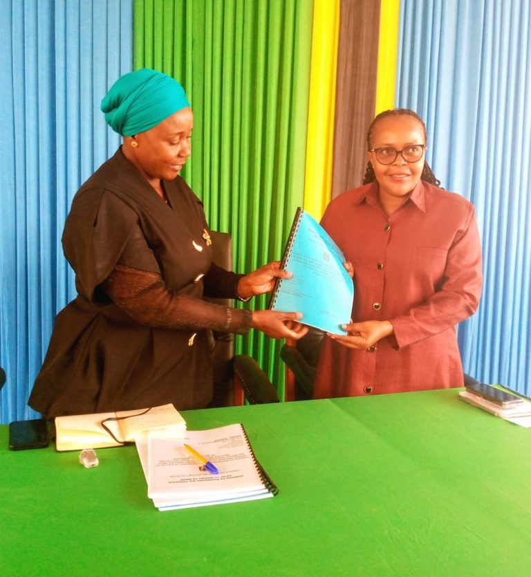 DC LAUWO AKABIDHIWA OFISI AOMBA USHIRIKIANO