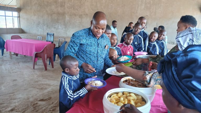 MBUNGE KISWAGA AWAFARIJI WATOTO WENYE MAHITAJI MAALUM KIPERA