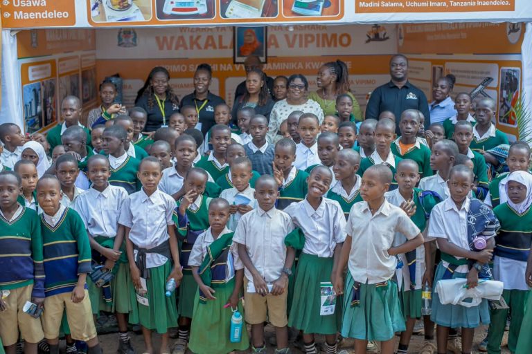 WANAFUNZI WAFURIKA BANDA LA WAKALA WA VIPIMO MAONESHO YA MADINI GEITA