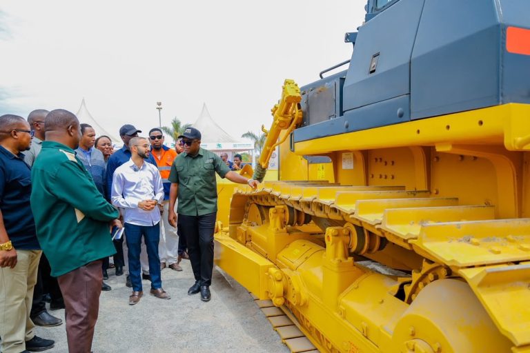 WAZIRI MAVUNDE AKABIDHI GARI KWA MCHIMBAJI, GF TRUCKS YAENDA NA KASI YA LOCAL CONTENT