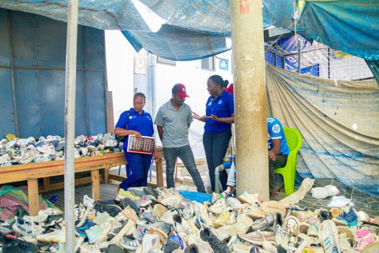 DUWASA YASHUKA SOKONI KUSIKILIZA WATEJA 