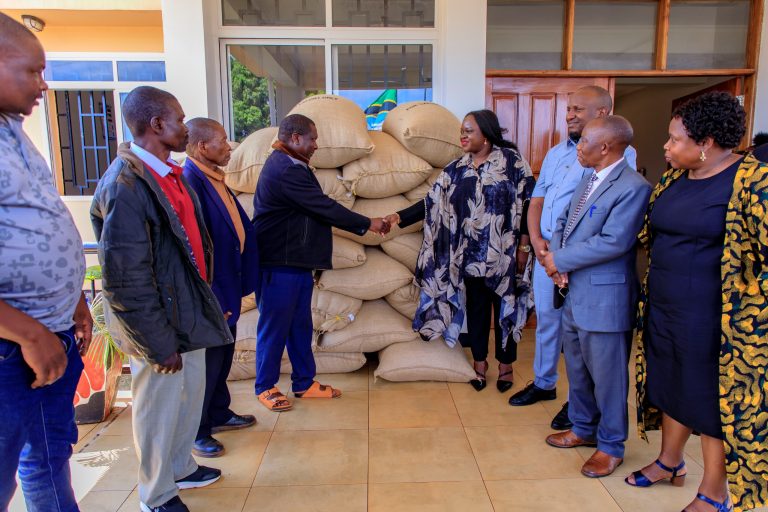 KAPINGA AKABIDHI KILO 1000 ZA MBEGU ZA KAHAWA KWA AMCOS 20