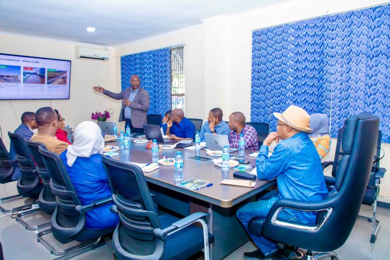 KADOGOSA AKUTANA NA MAMENEJA TANROADS KASKAZINI, APOKEA MIKAKATI YA KUKABILIANA NA ATHARI ZA EL NINO