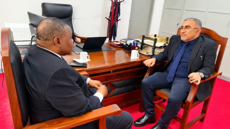 KATIBU MKUU MRAMBA, MKURUGENZI MKUU REA WAJADILI UPELEKAJI WA NISHATI VIJIJINI
