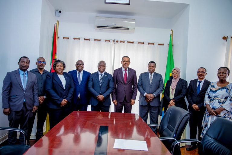 MHE. MMUYA ATOA KONGOLE KWA UBALOZI WA TANZANIA NCHINI MSUMBIJI KWA KUENDELEA KUIMARISHA DIPLOMASIA YA UCHUMI