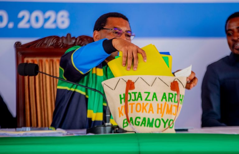 MWIGULU AMUAGIZA KAMISHNA WA ARDHI KUONGOZA KLINIKI BAGAMOYO OKTOBA 19