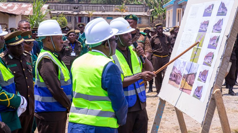 RWEZIMULA AZINDUA NYUMBA ZA MAKAZI CHUO CHA MAGEREZA KIWIRA