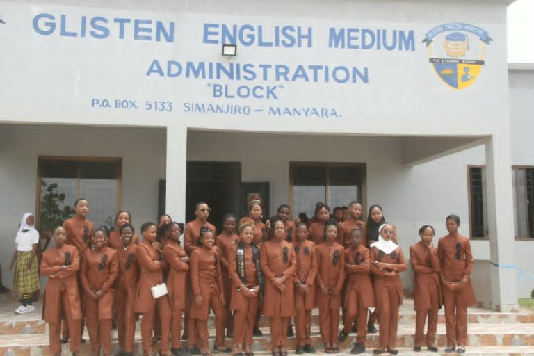 NYARI AWAASA WAHITIMU SHULE YA AWALI YA GLISTEN