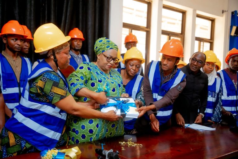RC DENDEGO AZINDUA NA KUKABIDHI MIKATABA YA KAZI NA VITENDEA KAZI KWA VIKUNDI 41 KUPITIA MPANGO WA CBRM