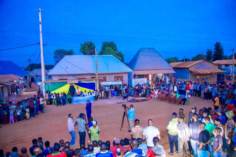 WANANCHI WAMSUBIRI KADOGOSA HADI USIKU, WATAKA BARABARA KUKAMILISHWA KWA WAKATI