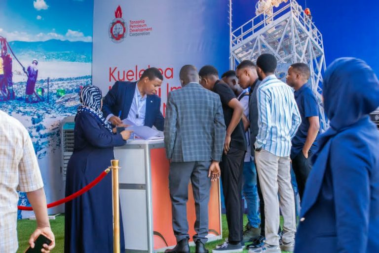 NDEJEMBI KUSHUHUDIA UTIAJI SAINI LESENI ZA UTAFUTAJI MAFUTA NA GESI VITALU VINNE