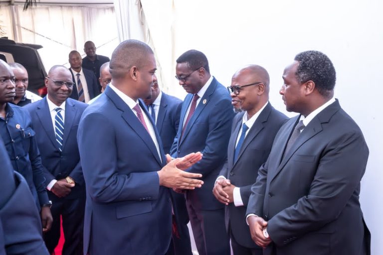 MAKAMU WA RAIS AWASILI JNICC KUSHUHUDIA UTIAJI SAINI LESENI ZA UTAFUTAJI MAFUTA NA GESI