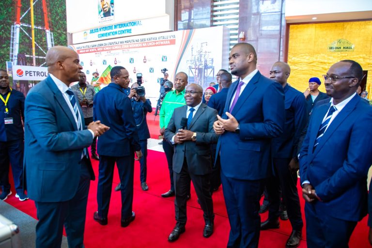 MAKAMU WA RAIS ATEMBELEA BANDA LA TANESCO KATIKA HAFLA YA UTIAJI SAINI LESENI ZA UTAFUTAJI WA MAFUTA NA GESI