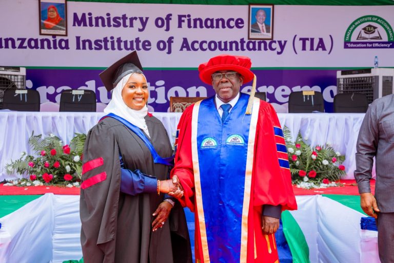 MHE. BALOZI OMAR AWATAKA WAHITIMU WA TIA ZANZIBAR KUWA WATATUZI WA CHANGAMOTO KUELEKEA DIRA 2050