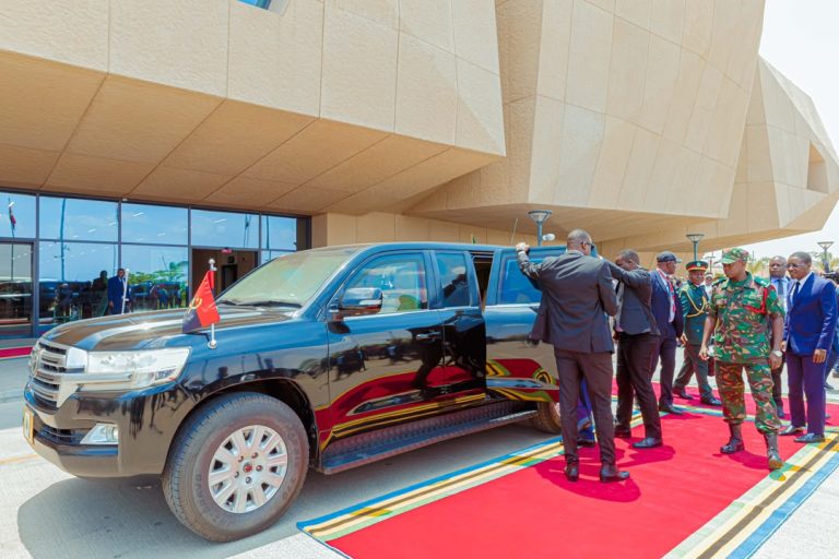 RAIS SAMIA NA RAIS WA ANGOLA WAWASILI KWA RELI YA SGR