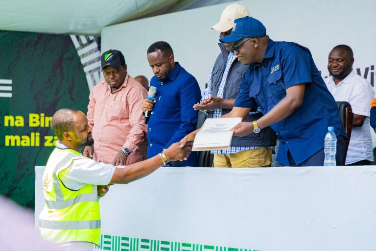 WAZIRI MAVUNDE ASHUHUDIA MKOPO WA BILIONI 50 KWA WACHIMBAJI WADOGO SONGWE