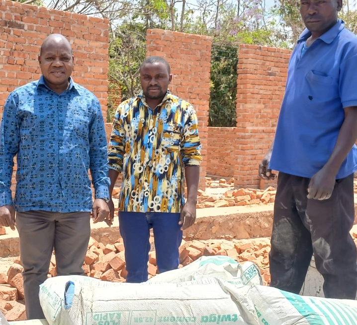 KISWAGA ATOA MIFUKO 20 YA SARUJI KUKAMILISHA OFISI YA KIJIJI CHA SADANI
