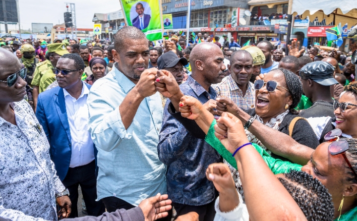 MBEYA YAZIZIMA KWA SHANGWE, WANANCHI WAJITOKEZA KWA WINGI KUMPOKEA MAKAMU WA RAIS