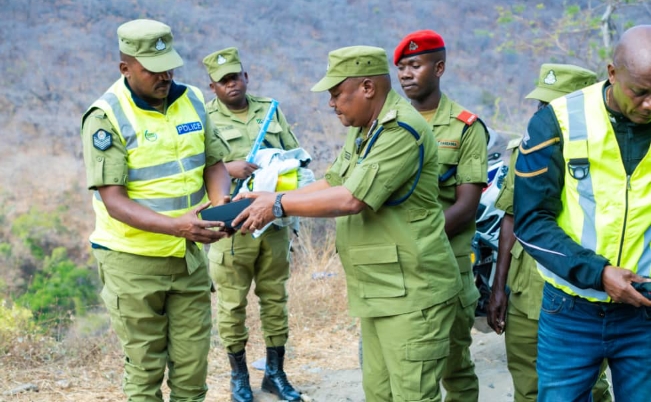 ASKARI WA USALAMA BARABARANI WAPATIWA VITENDEA KAZI KUPUNGUZA FOLENI MLIMA KITONGA